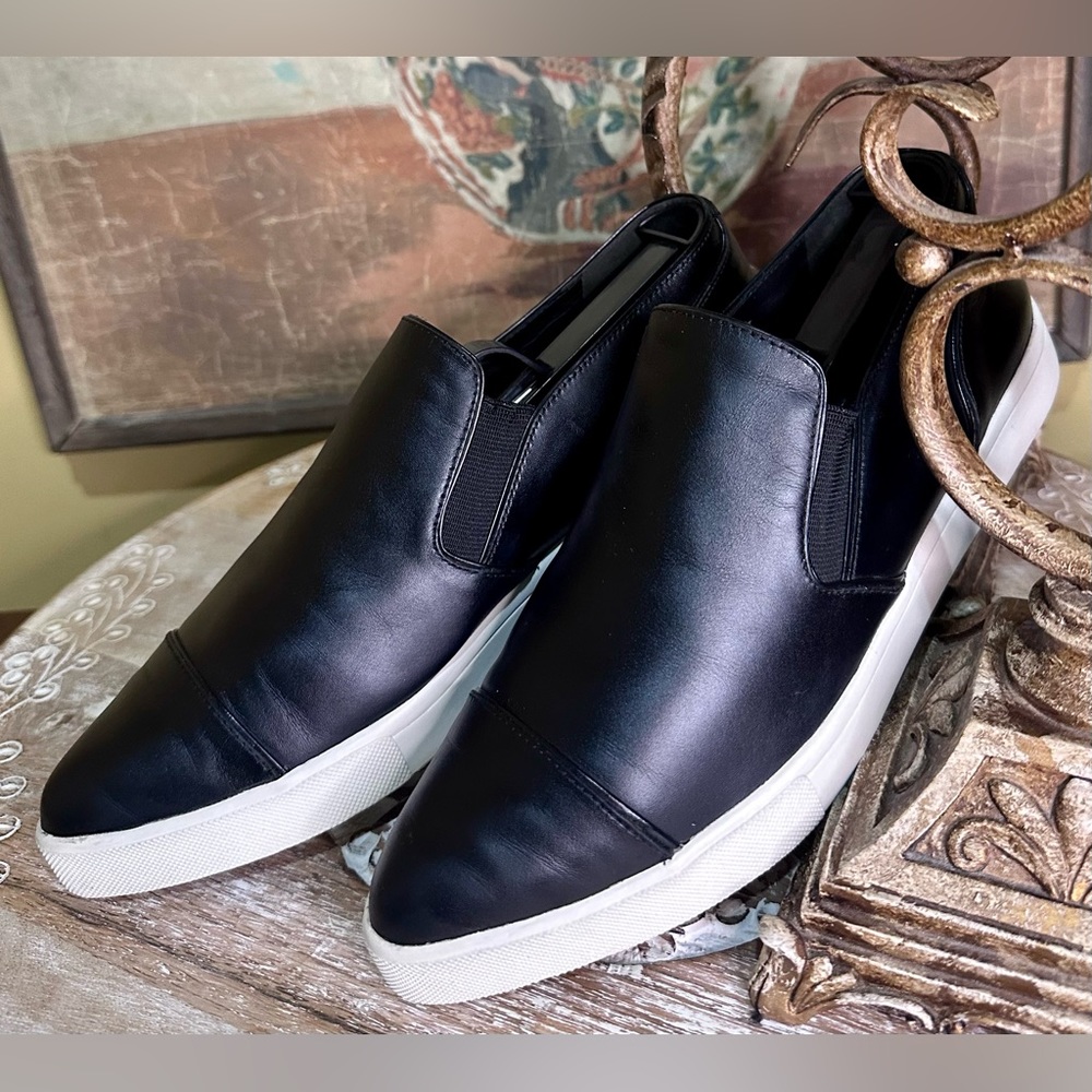 EUC VINCE “Paeyre” Sophisticated Black Leather Sneaker. Size 6.5